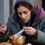 Milano, folla mai vista alle mense dei poveri: a Natale diecimila persone in coda